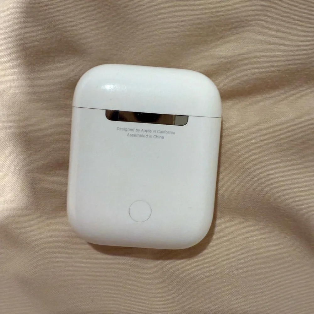 Apple White Wireless Earbuds with Charging Case